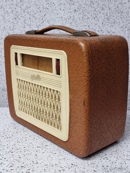 Schaltbild Libelle 4D61 RFT 》KABELKOVÉ STAROŽITNÉ RADIO - 4