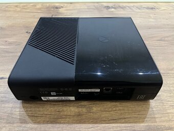 Samostatná herná konzola Xbox 360E 4GB - 4