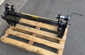 rýchloupínač a paletovacie vidly na traktorbáger komatsu WB - 4