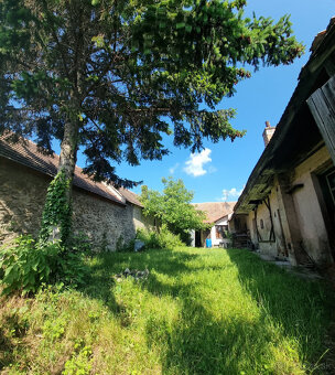 rozľahlý stavebný pozemok pod Smolenickým zámkom na predaj - 4