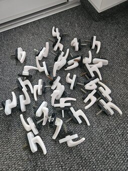 Kľučka na okná - plastová biela - 32ks - 4