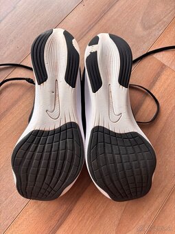 Dámské bežecké tenisky Nike Zoom Flyknit veľ. 41 - 4
