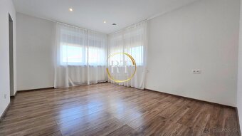 Útulný 3-izbový dom s veľkým pozemkom (910m2) a terasou - 4