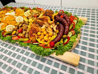 Pláto s rôznymi dobrotami a pečené prasiatko - 4