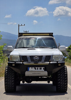 Predný pevnostný nárazník Nissan Patrol Y61 - 4