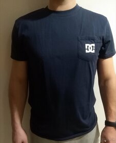 Modré značkové tričko zn.DC v.S +ponožky a tielko nové zada - 4