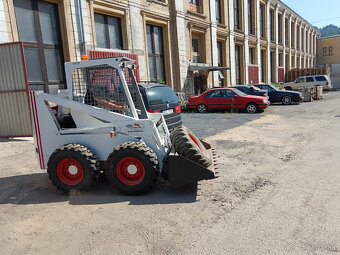 BOBCAT 825 smykový nakladač - 4