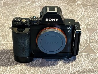 Sony Alpha A7 + grip + příslušensví - 4