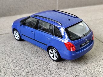 Predám nerozbalený model Škoda FABIA COMBI 2009 modrá farba - 4