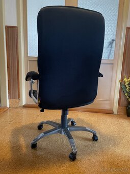 Predám veľmi pohodlné kancelárske kreslo na kolieskach - 4
