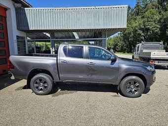 Toyota hilux 2.4 diesel rok 2023 zelená tmavá metalíza - 4