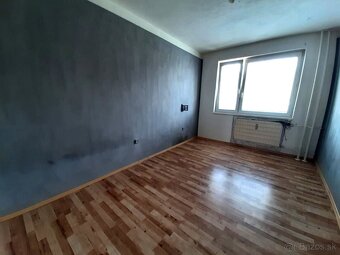 Predám veľký 3 izbový byt s balkónom v Leviciach - 4