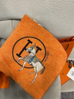 Hermes obliecka na vankúš. - 4