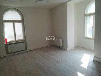 Ponúkame na prenájom kompletne zrekonštruované kancelárske - 4