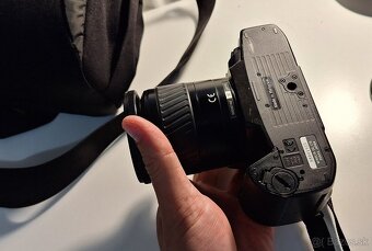 Konica Minolta Dynax 303si - 4