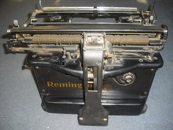 predam starozitny funkcny pisaci stroj Remington vyr. Brno - 4