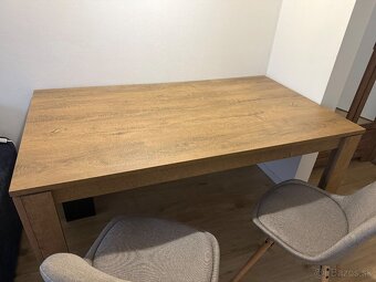Jedálenský stôl so stoličkami. - 4