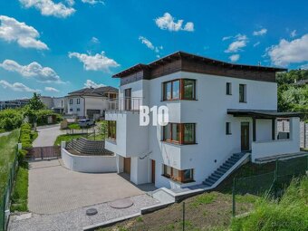 MODERNÝ, TECHNOLOGICKY VYSPELÝ 5i (229m2) RD s výbornou dost - 4