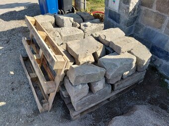 Kamenné obrubniky, kocky, mačacie hlavy - 4