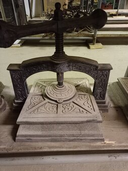 Starý liatinový lis na knihy - 4