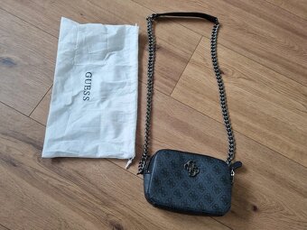 nová sivo čierna crossbody GUESS - 4