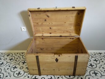 Starý, velký, dřevěný kufr, truhla po renovaci - 4