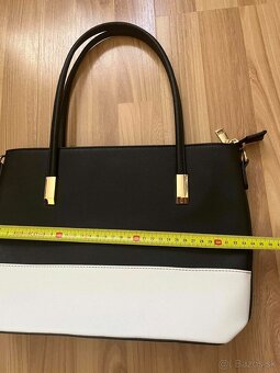 Elegantná dámska kabelka – čierna s bielym detailom - 4