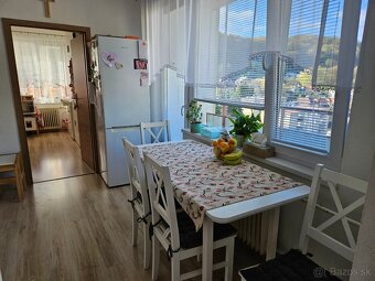 Predám slnečný priestranný 3-izbový byt v Novej Bani (74 m²) - 4