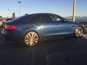 Sada 19 originál Jaguar XE S diskov s pneu Pirelli Sottozero - 4