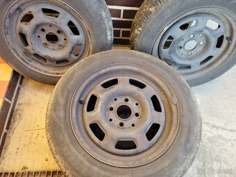 Predám letné pneumatiky na plechových diskoch R14 - 4