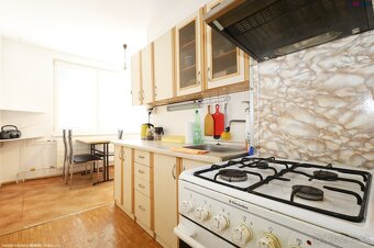 Veľkometrážny 2 izbový byt vybavený balkónom. komorou. šatní - 4