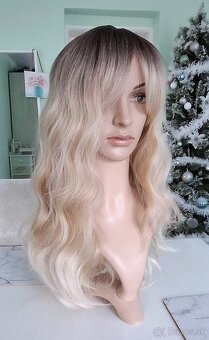 Vlnitá blond parochňa s ofinou - 4