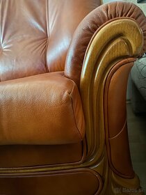 Rohová kožená sedačka s dreveným stolíkom - 4
