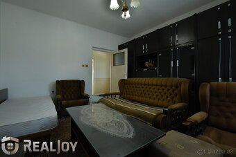 Ponúkame na predaj rodinný dom s garážou a veľkým pozemkom v - 4