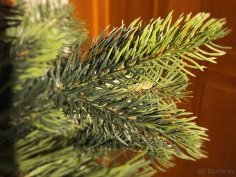 Predam vianocny stromček výška220cm šírka110cm čiastocne 3D - 4