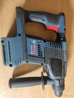Bosch akumulátorové kladivo - 4
