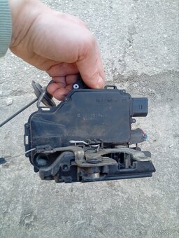 pravý predný zámok Golf 4 - 4