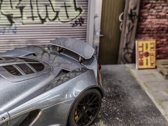 Henessey Venom 1:18 Autoart Signature - 4