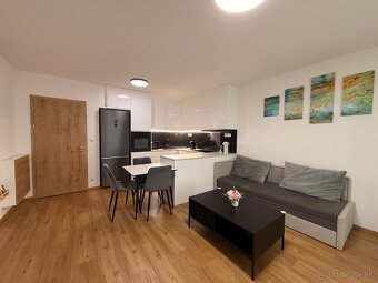 NADŠTANDARDNÝ 2 IZBOVÝ BYT V TOP LOKALITE PRI CENTRÁLI - 4