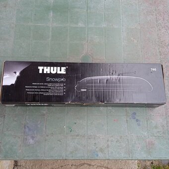 Predám strešný nosič thule + držiaky na lyže thule - 4