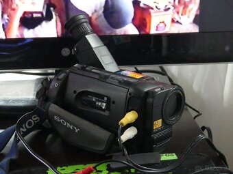 Sony CCD‑TR411E – analógová videokamera (Hi8 / Video8, PAL) - 4