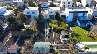 Atraktívny 5 izbový rodinný dom s garážou, veľký pozemok - 4