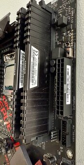 Predám Asus Strix Z390H, Intel i5 9600K, Corsair DDR4 2x4GB - 4