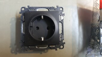 VALENA LIFE Zásuvka 230V, čierna matná krytka - 4