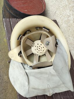 Predám zachovalú hasičskú prilbu PZ-2 - 4