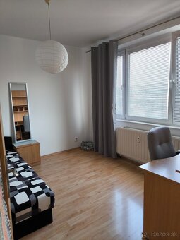 Nepriechodná samostatná izba v 3-izb. byte v širšom centre - 4