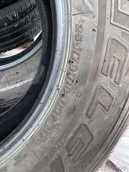 255/70R18 Bridgestone Dueler Wrangler - 4