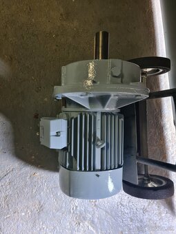 Predám veľkú silnú priamu prevodovku s el.motorom 4kW - 4