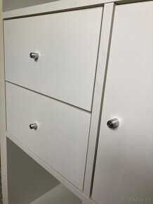 Biela knižnica so skrinkami - IKEA - 4