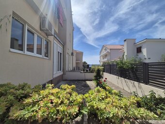 Chorvátsko, apartmán s garážou, terasou 50 metrov od mora. - 4